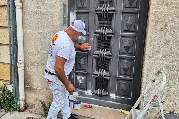 PREPARATION DES SURFACES PORTE ENTREE ARTISAN DEBORD
